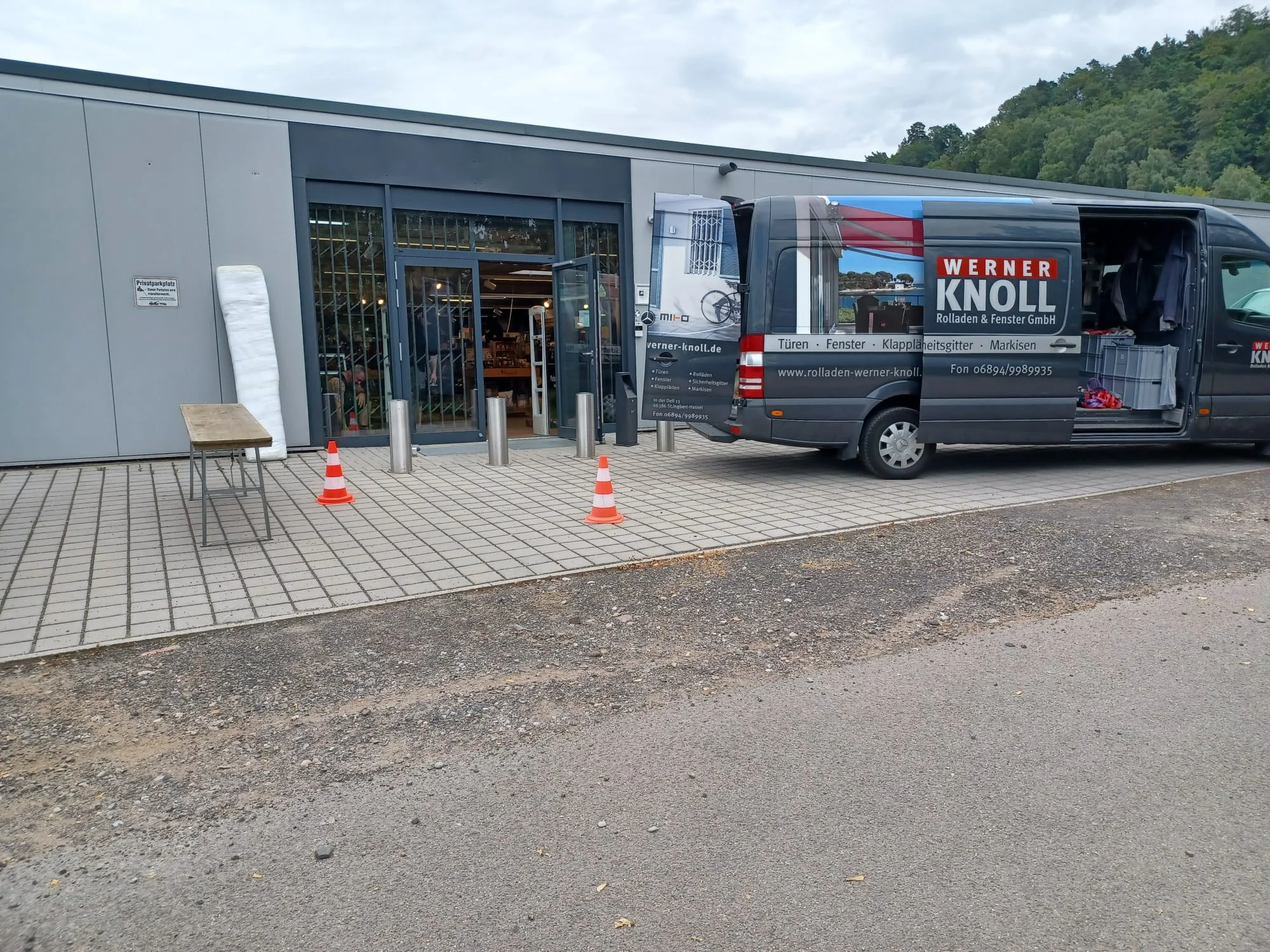 Werner Knoll Transporter vor Kundenstandort