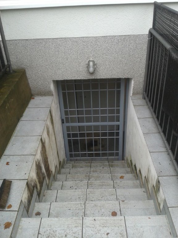 Gitter vor einer Kellertür